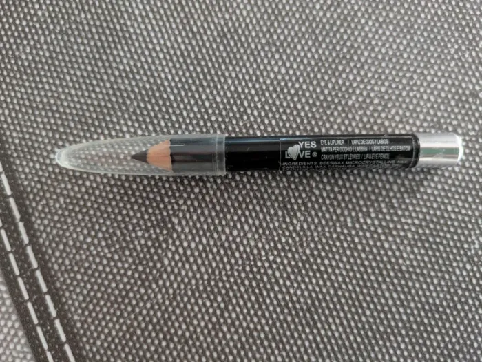 Petit crayon noir pour les yeux et les lèvres Yes Love NEUF