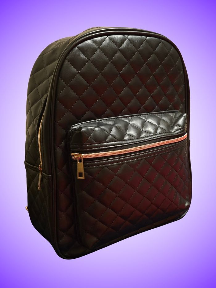 Sac à Dos Femme – Similicuir Noir Matelassé – Zips et Détails Dorés – Chic et Tendance – 35 x 12 x 30 cm  – Neuf, Sans Étiquette 
​