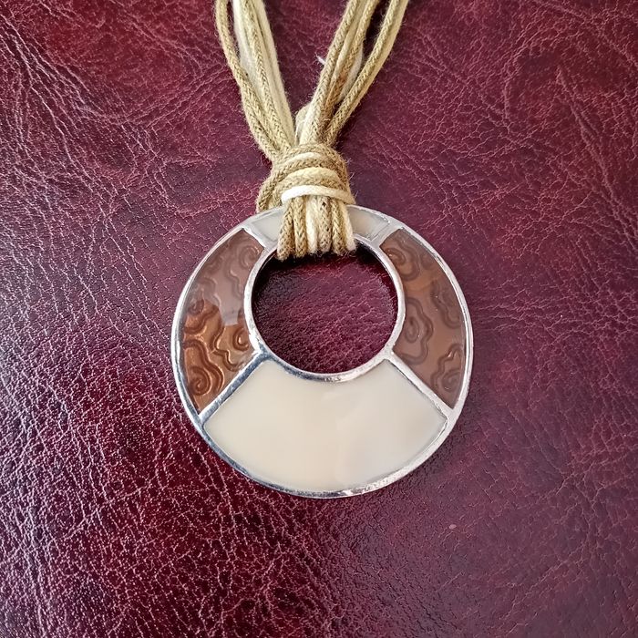 Collier beige