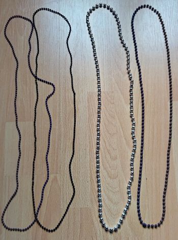 Lot 4 sautoirs en perles plastiques