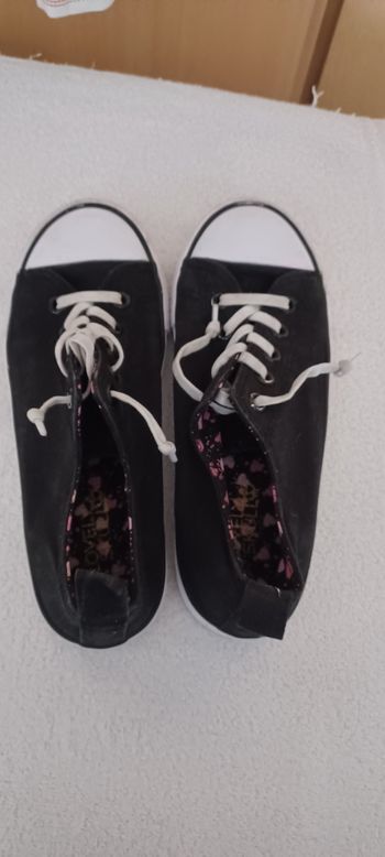 Très belle paire de baskets fille Pointure 33