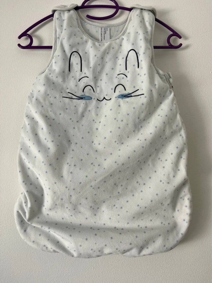 🍼 Gigoteuse d’hiver bébé – motif lapin