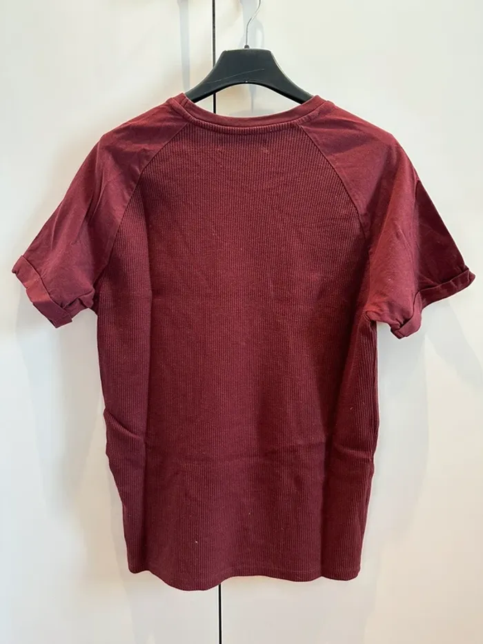 T-shirt bordeaux Bershka - photo numéro 2
