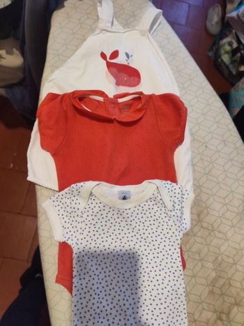 #kytie6moisfille. 2 bodys et une barboteuse taille 6 mois