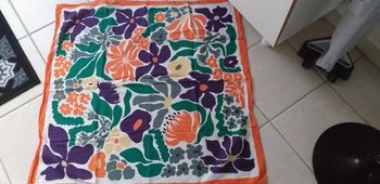 Foulard avec motifs très colorés 