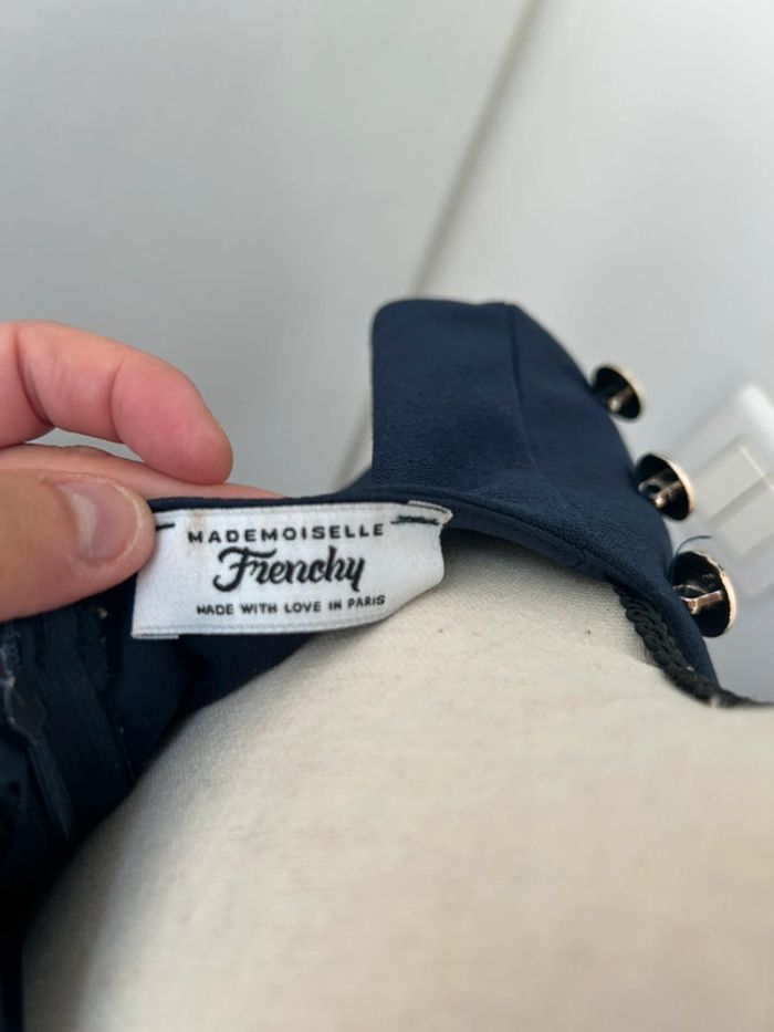 Robe bleu marine avec boutons dorée sur les épaules taille 40 - mademoiselle frenchy - photo numéro 7