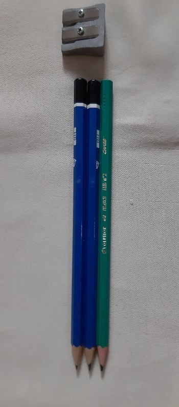 3 crayons à papier + taille-crayon