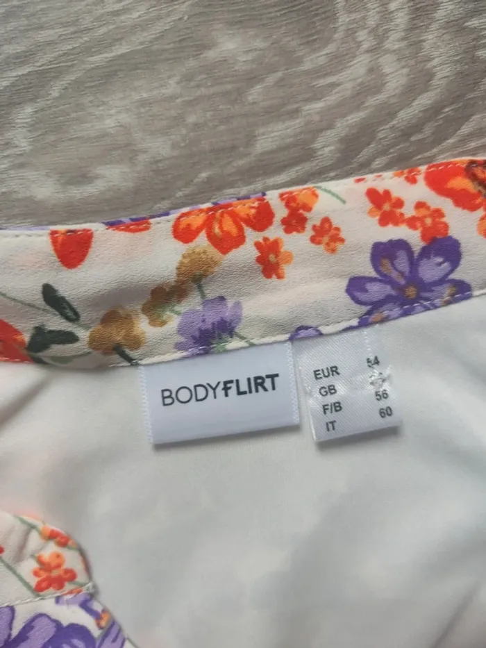 Robe mi-longue manches longues cache-coeur motif fleuri multicolore taille 56 Bodyflirt neuve - photo numéro 11
