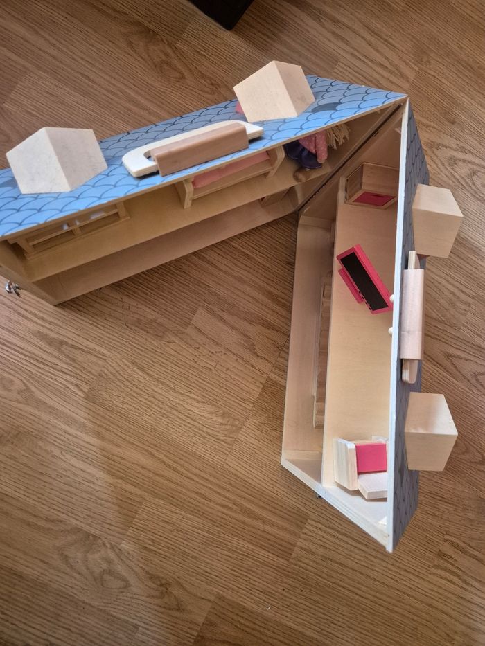 Maison en bois transportable avec mobiliers et 2 personnages - photo numéro 5