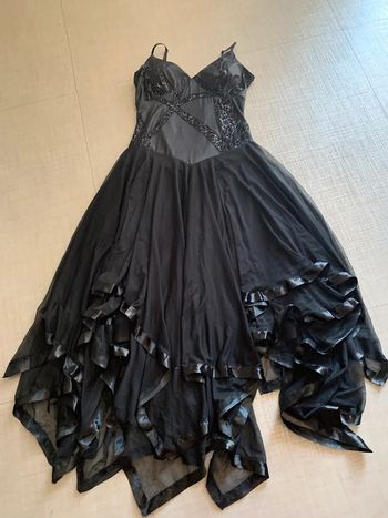 Robe noir à volants
