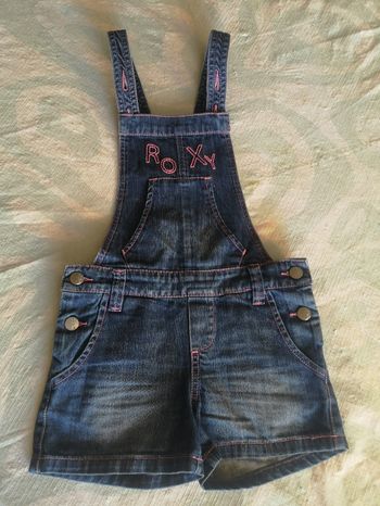 Une salopette short jeans marque Roxy taille 7ans