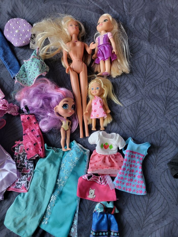 Lot vêtements Barbie+ poupée - photo numéro 3