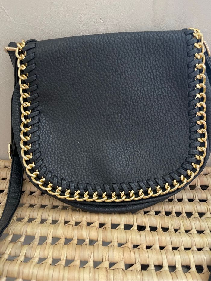 Sac à main noir et chaîne doré - photo numéro 2