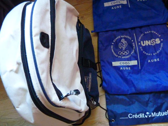 Lot sac a dos, baluchon accessoires sport badges, t-shirt loto TBE