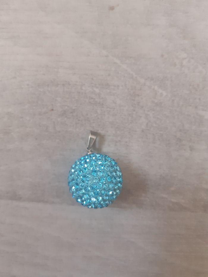 Pendentif strass bleu