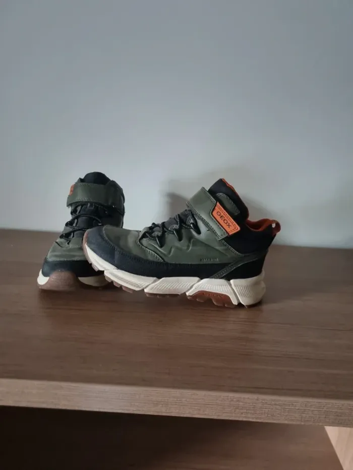 Geox
 - vert militaire/orange