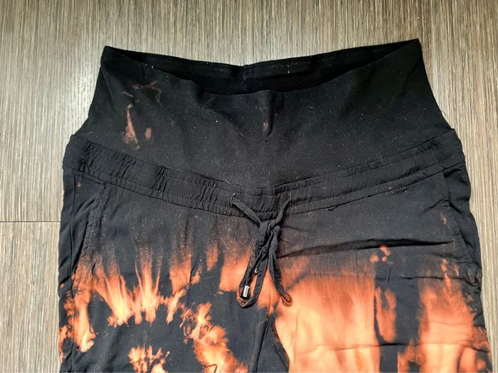 Upcycling - pantalon maternité léger psychédélique tie and dye - photo numéro 4