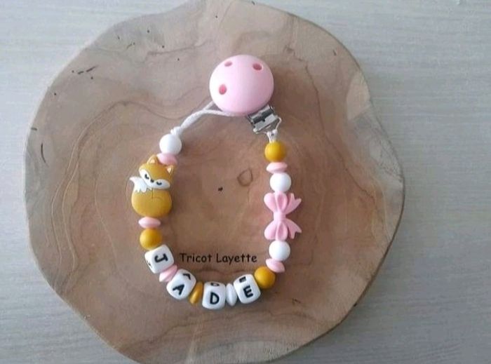 Attache tétine fille