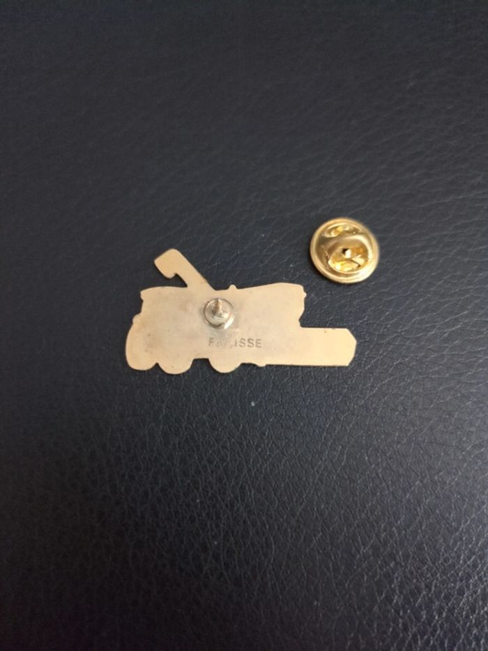 Pin's moissonneuse traceur Ford signé Fraisse Agriculture - photo numéro 2