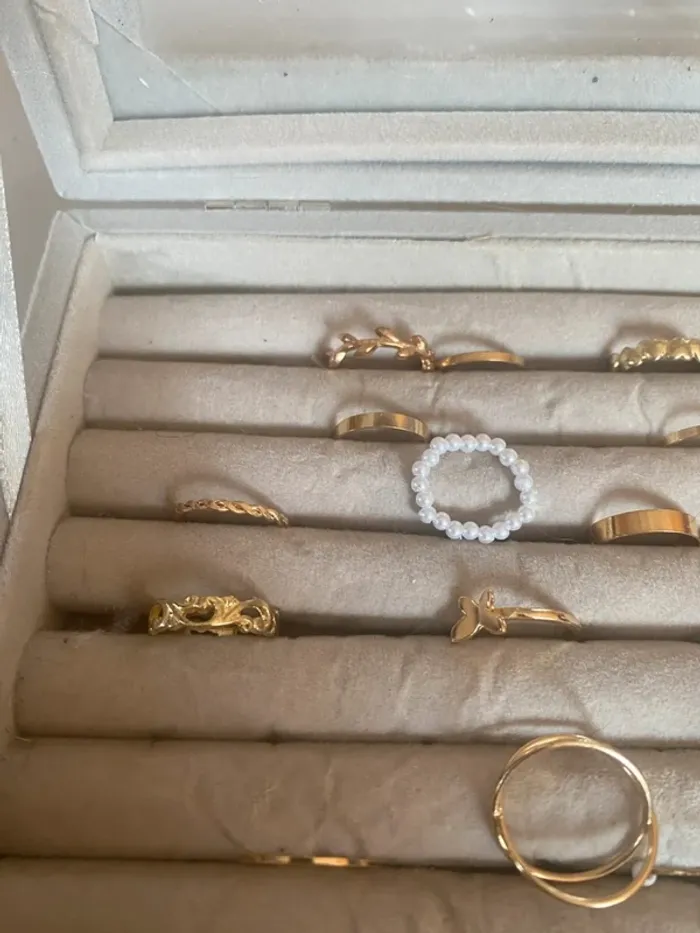 Lot bijoux fantaisie + boîte à bagues + support bracelets - photo numéro 7