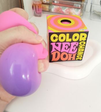 Balle anti stress squishy Color change NeeDoh rose neuve 