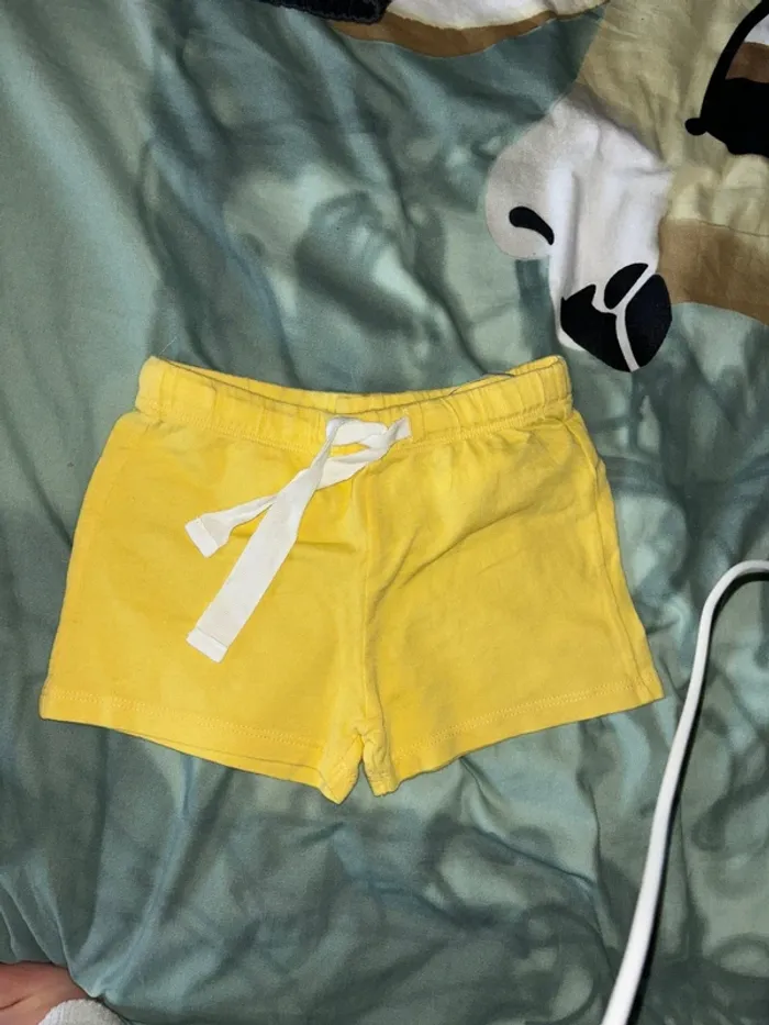 Short jaune