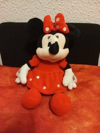 Minnie en robe rouge de Disney