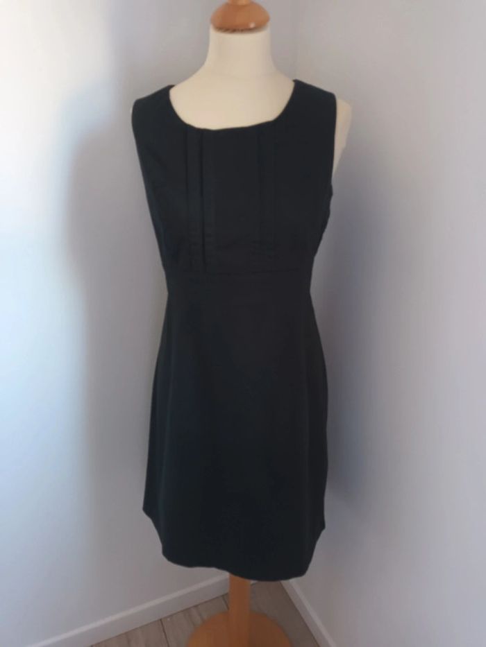 Robe courte noire sans manches