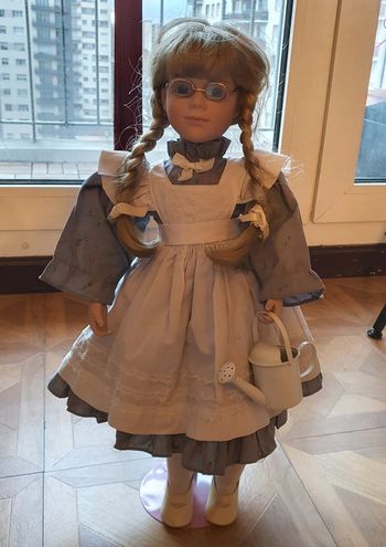 Poupée porcelaine
