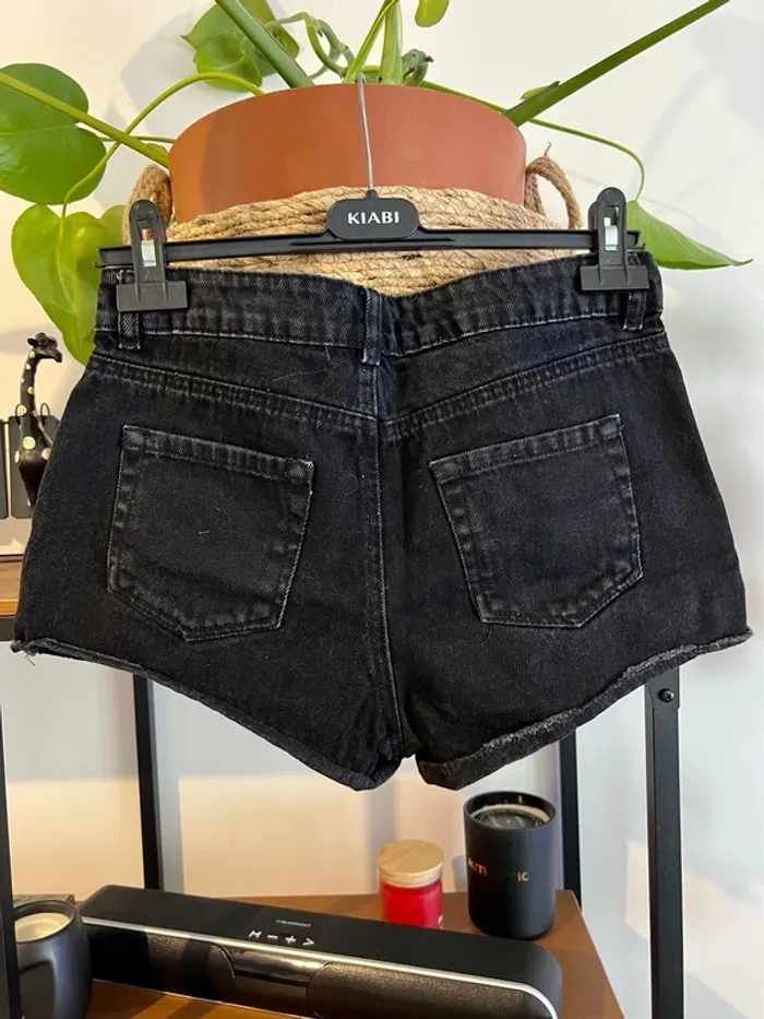 Short en jean noir avec perle - photo numéro 2