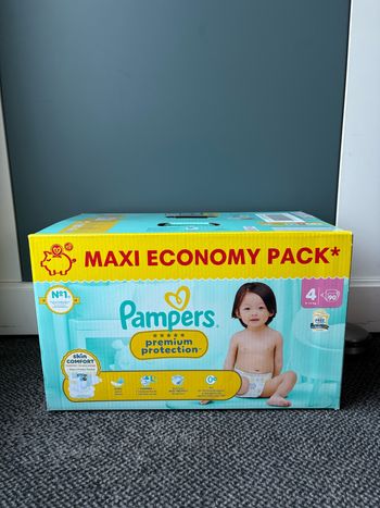 Un pack de couches Pampers premium protection Taille 4 9/14 kg