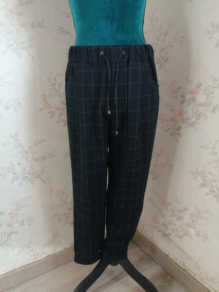 Pantalon noir droit à carreaux avec lignes beiges élastique à la taille et lien / teddy Smith / (38) - photo numéro 2