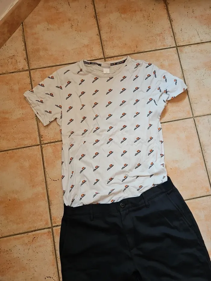 Pantalon bleu marine + tee-shirt - photo numéro 2