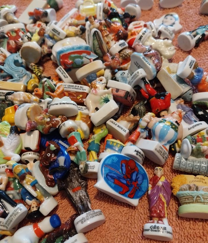 lot n°2 de 200 fèves Disney Asterix Looney Tunes Harry Potter Avatar Tintin Seigneur des anneaux et - photo numéro 3