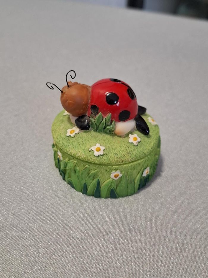 Jolie petite boîte à bijoux (ou dents de lait) coccinelle en résine excellent état - photo numéro 2