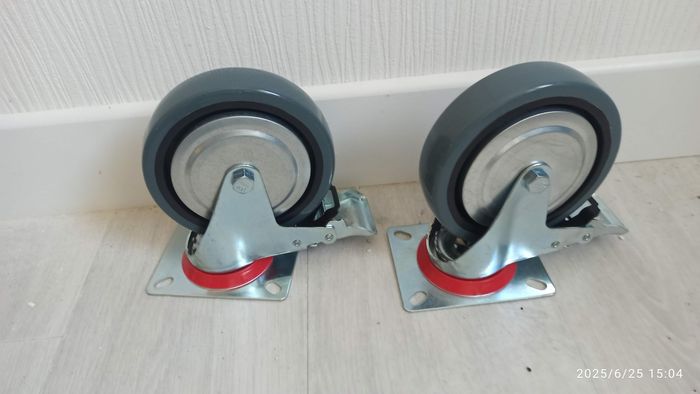 2 grosses roues pivotantes avec freins - photo numéro 2