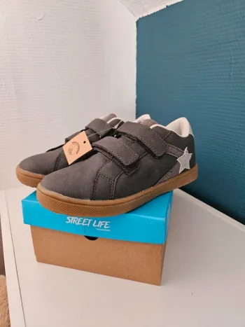 Chaussures baskets grises étoiles neuves 30