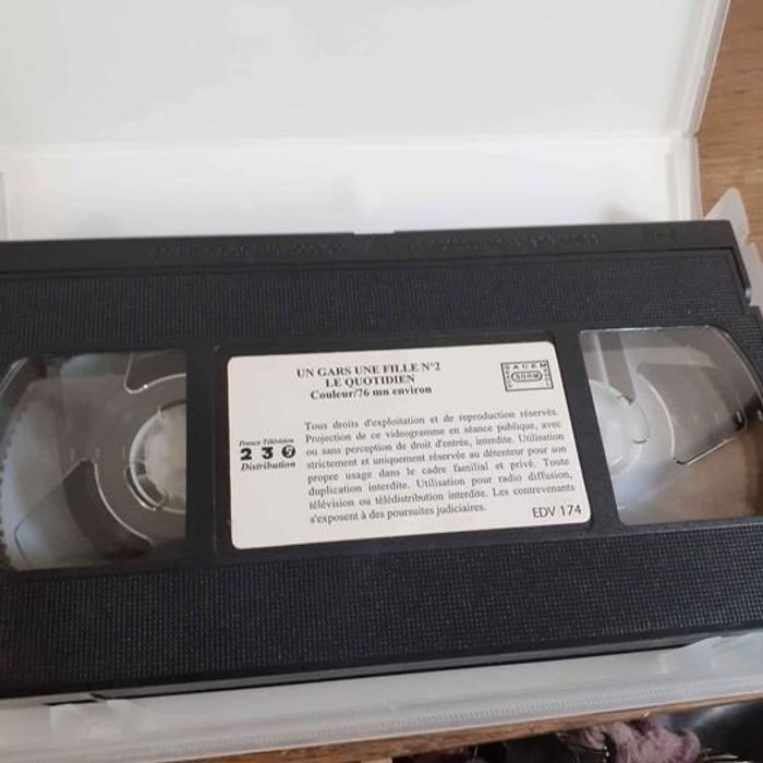 VHS un gars une fille le quotidien - photo numéro 3