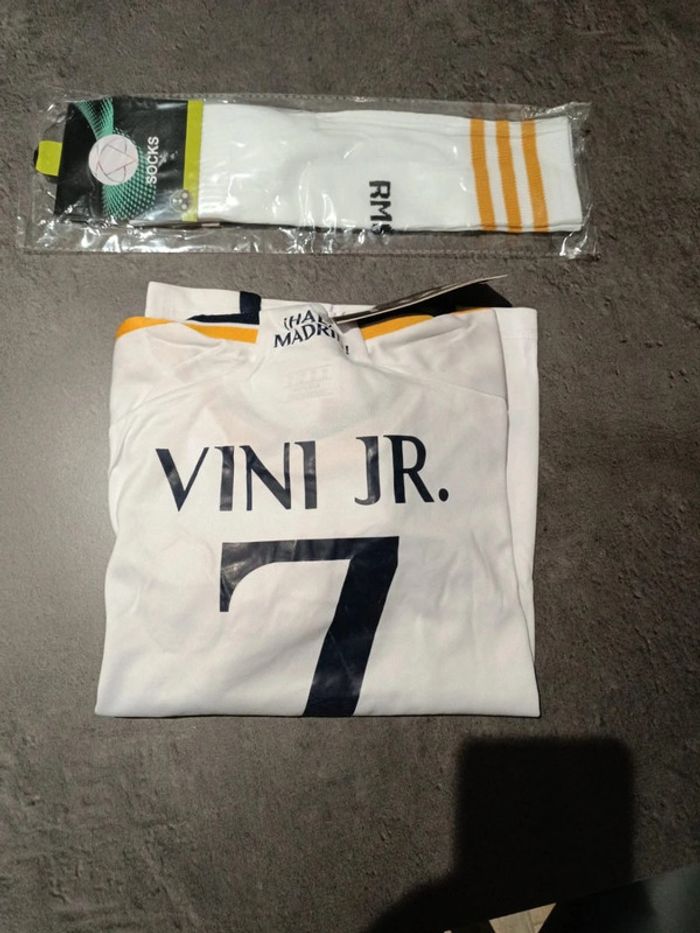 Tenue football real Madrid Vini Jr blanc. T.22 - photo numéro 4