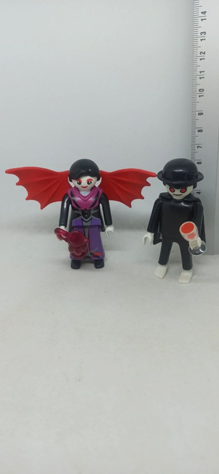 Femme et homme vampire avec pichet et verre playmobil