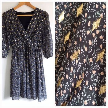 Robe courte à petites fleurs et losanges dorés