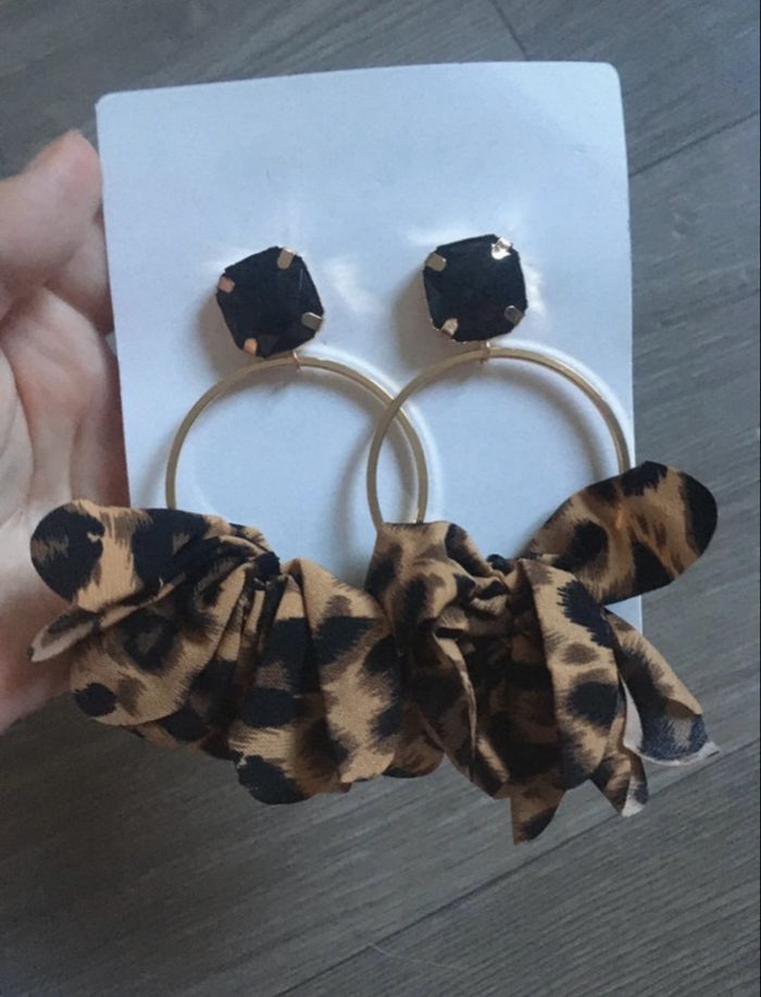 Créoles à froufrous  NEUVES avec étiquette femme couleurs marron et noir