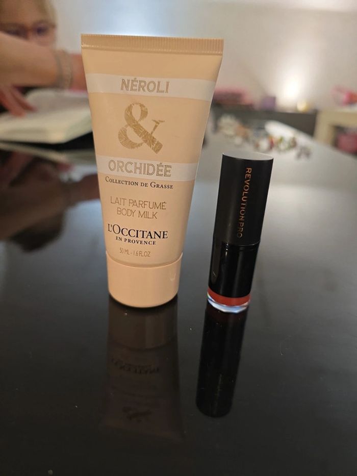 Lot rouge à lèvres Révolution Pro et lait hydratant l'Occitane