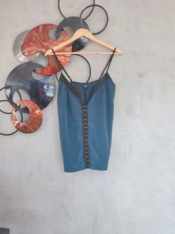 Caraco satiné bleu foncé à agrafes Asos