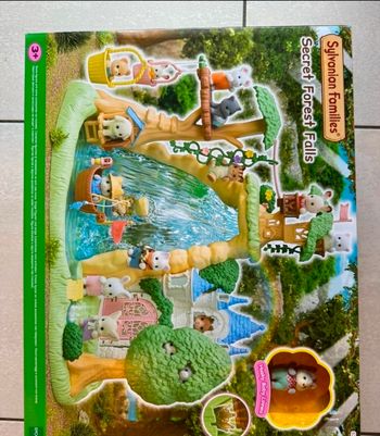 La cascade de la forêt secrète neuf