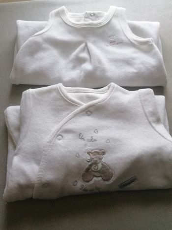 1 pyjama et 1 grenouillère blancs 1 mois