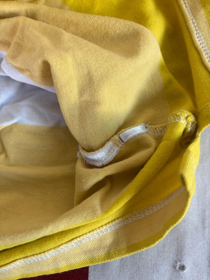Polo Tommy Hilfiger taille M blanc liserés jaune col V ouvert - photo numéro 5