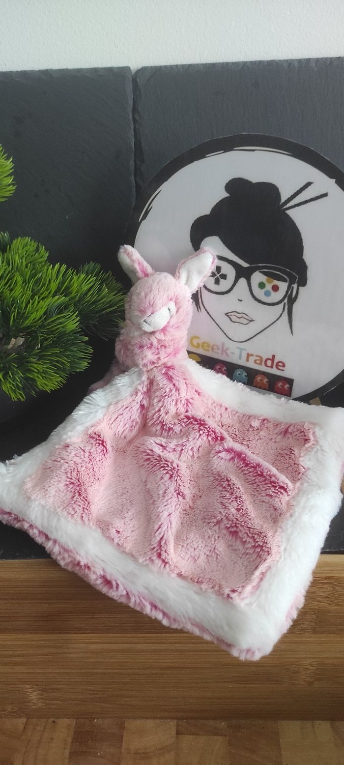 doudou lapin dani creation mouchoir rose blanc doux fourrure