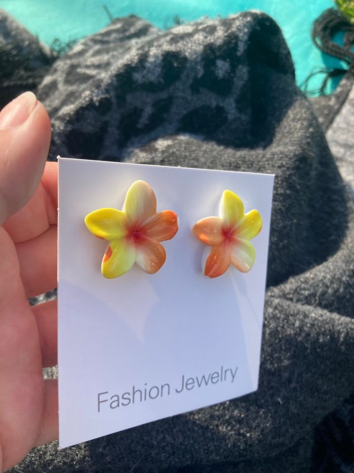 Boucles d’oreilles NEUVES pour femme forme de fleurs couleur jaune - photo numéro 3