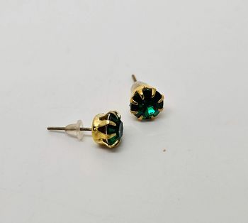 Paire de boucles d'oreilles.
Neuve.
Diamant vert